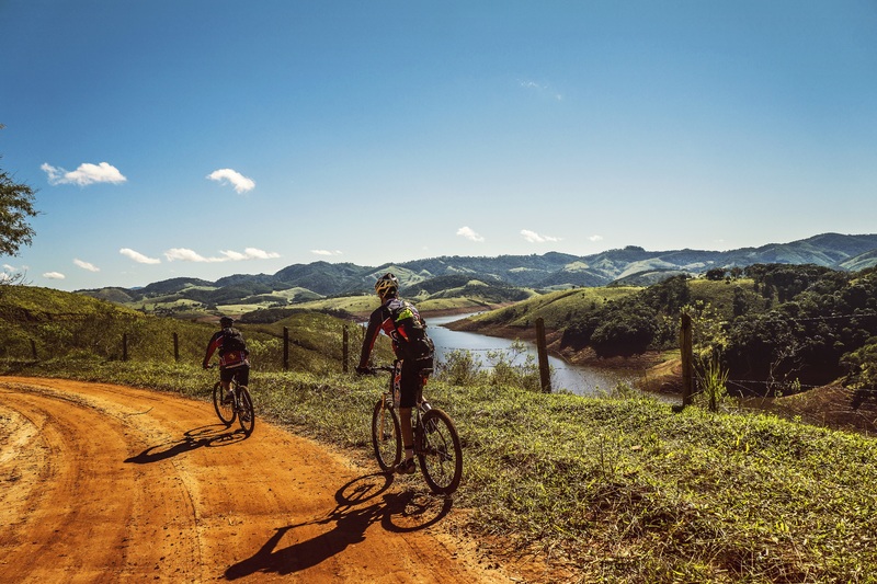 Ciclismo e amizade, ciclistas de mountain bike na trilha