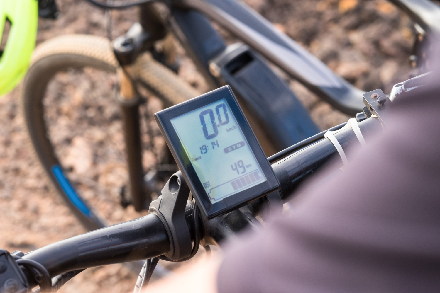 Velocímetro digital marcando zero enquanto ciclista está parado em sua bike